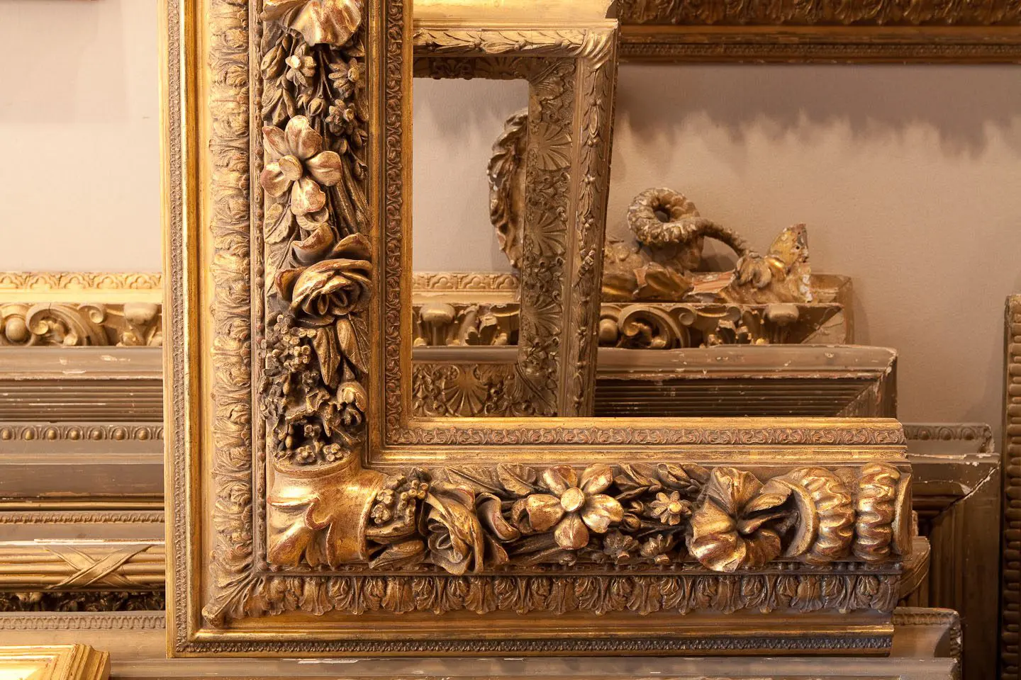 A gold frame with some flowers on it